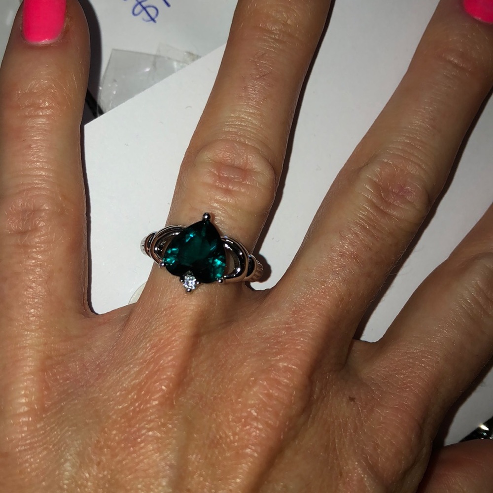 Emerald stone woman’s ring